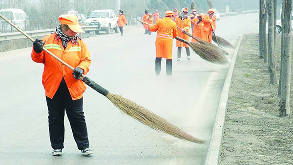 保潔員奮力救起落水女孩后悄然離開致全城尋找好心人